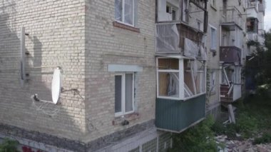 Bu video, Ukrayna 'daki savaş sırasında Makariv şehrinde yıkılan bir binayı gösteriyor. Gri, renksiz, düz.