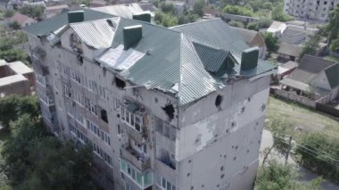 Bu video, Ukrayna 'daki savaş sırasında Makariv şehrinde yıkılan bir binayı gösteriyor. Gri, renksiz, düz.