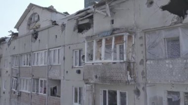 Bu video, Ukrayna 'daki savaş sırasında Makariv şehrinde yıkılan bir binayı gösteriyor. Gri, renksiz, düz.