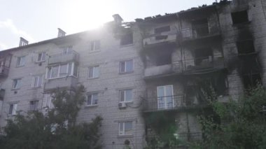 Bu video, Ukrayna 'daki savaş sırasında Makariv şehrinde yıkılan bir binayı gösteriyor. Gri, renksiz, düz.