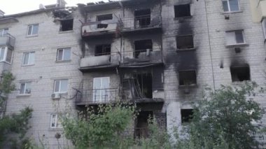 Bu video, Ukrayna 'daki savaş sırasında Makariv şehrinde yıkılan bir binayı gösteriyor. Gri, renksiz, düz.