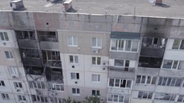Bu video, Ukrayna 'daki savaş sırasında Makariv şehrinde yıkılan bir binayı gösteriyor. Gri, renksiz, düz.