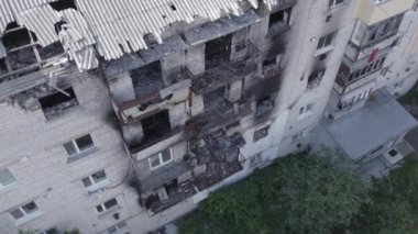 Bu video, Ukrayna 'daki savaş sırasında Makariv şehrinde yıkılan bir binayı gösteriyor. Gri, renksiz, düz.
