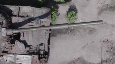 Bu stok videosu Ukrayna 'daki yok olmuş askeri teçhizatı gösteriyor. Gri, renksiz, düz.