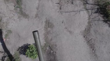 Bu stok videosu Ukrayna 'daki yok olmuş askeri teçhizatı gösteriyor. Gri, renksiz, düz.