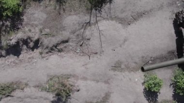 Bu stok videosu Ukrayna 'daki yok olmuş askeri teçhizatı gösteriyor. Gri, renksiz, düz.