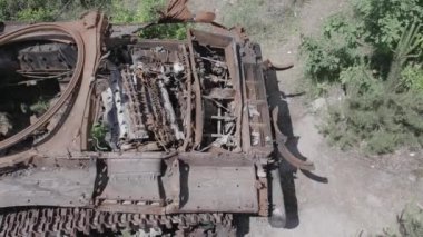 Bu stok videosu Ukrayna 'daki yok olmuş askeri teçhizatı gösteriyor. Gri, renksiz, düz.