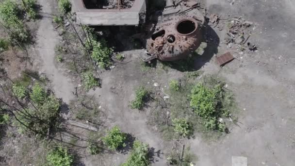 这个库存视频显示了在乌克兰被毁军事装备的空中图像 没有颜色 — 图库视频影像