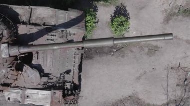 Bu stok videosu Ukrayna 'daki yok olmuş askeri teçhizatı gösteriyor. Gri, renksiz, düz.