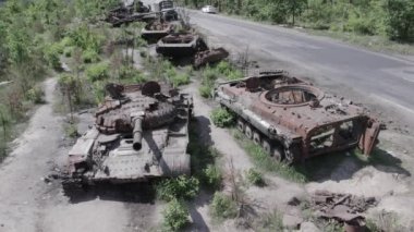Bu stok videosu Ukrayna 'daki yok olmuş askeri teçhizatı gösteriyor. Gri, renksiz, düz.