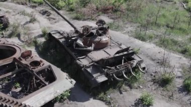 Bu stok videosu Ukrayna 'daki yok olmuş askeri teçhizatı gösteriyor. Gri, renksiz, düz.