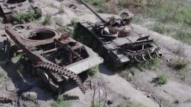 Bu stok videosu Ukrayna 'daki yok olmuş askeri teçhizatı gösteriyor. Gri, renksiz, düz.