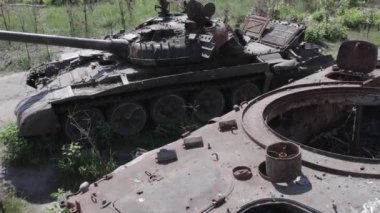 Bu stok videosu Ukrayna 'daki yok olmuş askeri teçhizatı gösteriyor. Gri, renksiz, düz.