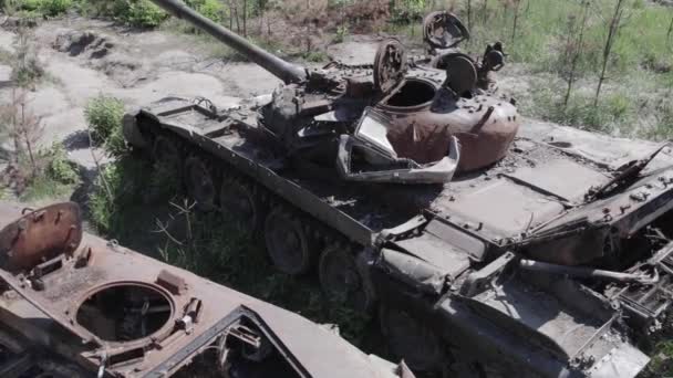 この株式ビデオは ウクライナで破壊された軍事機器の空中ビューを示しています グレー 色なし フラット — ストック動画