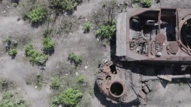 Bu stok videosu Ukrayna 'daki yok olmuş askeri teçhizatı gösteriyor. Gri, renksiz, düz.