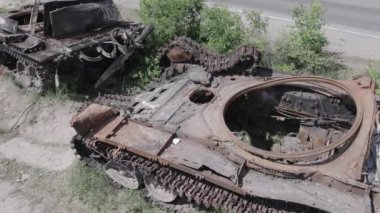 Bu stok videosu Ukrayna 'daki yok olmuş askeri teçhizatı gösteriyor. Gri, renksiz, düz.