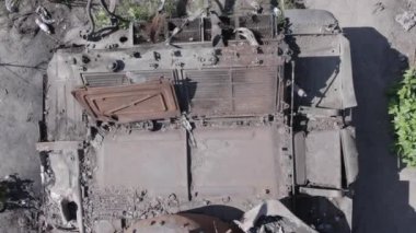 Bu stok videosu Ukrayna 'daki yok olmuş askeri teçhizatı gösteriyor. Gri, renksiz, düz.