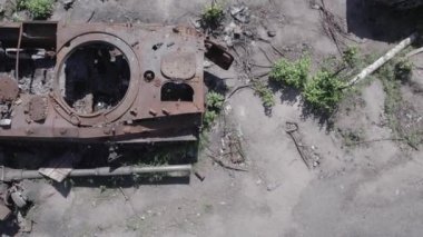 Bu stok videosu Ukrayna 'daki yok olmuş askeri teçhizatı gösteriyor. Gri, renksiz, düz.