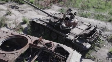 Bu stok videosu Ukrayna 'daki yok olmuş askeri teçhizatı gösteriyor. Gri, renksiz, düz.