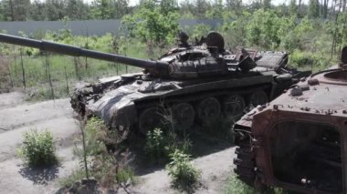 Bu stok videosu Ukrayna 'daki yok olmuş askeri teçhizatı gösteriyor. Gri, renksiz, düz.