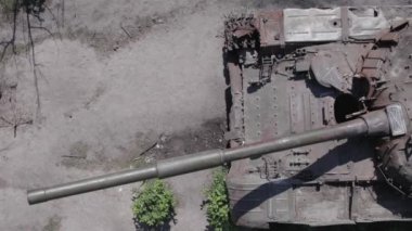 Bu stok videosu Ukrayna 'daki yok olmuş askeri teçhizatı gösteriyor. Gri, renksiz, düz.