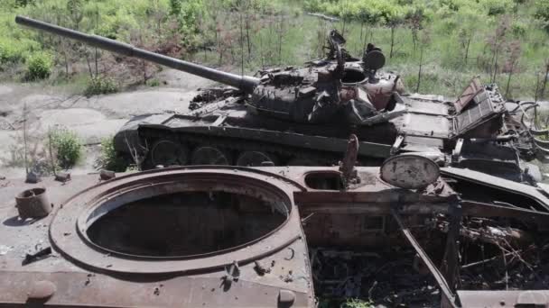 この株式ビデオは ウクライナで破壊された軍事機器の空中ビューを示しています グレー 色なし フラット — ストック動画