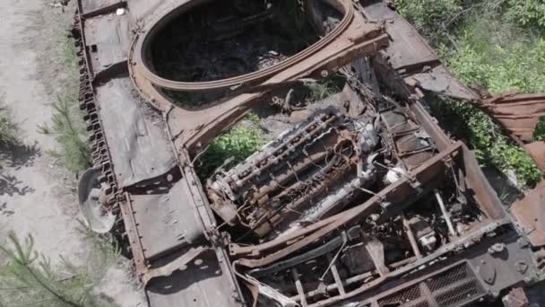 비디오는 우크라이나 평면의 파괴된 장비의 사진을 줍니다 — 비디오