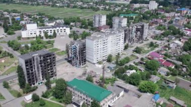 Bu video, Ukrayna 'daki savaş sırasında Bucha, Borodyanka' da yıkılan bir konut binasını gösteriyor.