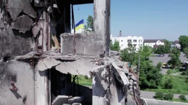 Bu video, Ukrayna 'daki savaş sırasında Bucha, Borodyanka' da yıkılan bir konut binasını gösteriyor.