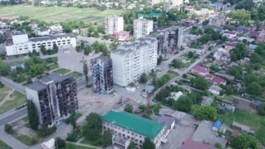 Bu video, Ukrayna 'daki savaş sırasında Bucha, Borodyanka' da yıkılan bir konut binasını gösteriyor.