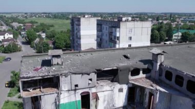Bu video, Ukrayna 'daki savaş sırasında Bucha, Borodyanka' da yıkılan bir konut binasını gösteriyor.