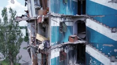 Bu video, Ukrayna 'daki savaş sırasında Bucha, Borodyanka' da yıkılan bir konut binasını gösteriyor.