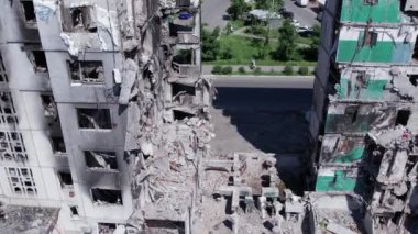 Bu video, Ukrayna 'daki savaş sırasında Bucha, Borodyanka' da yıkılan bir konut binasını gösteriyor.