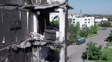 Bu video, Ukrayna 'daki savaş sırasında Bucha, Borodyanka' da yıkılan bir konut binasını gösteriyor.