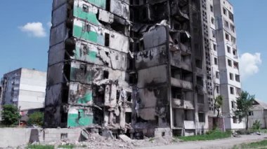Bu video, Ukrayna 'daki savaş sırasında Bucha, Borodyanka' da yıkılan bir konut binasını gösteriyor.