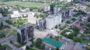 Bu video, Ukrayna 'daki savaş sırasında Bucha, Borodyanka' da yıkılan bir konut binasını gösteriyor.