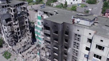 Bu video, Ukrayna 'daki savaş sırasında Bucha, Borodyanka' da yıkılan bir konut binasını gösteriyor.