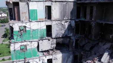 Bu video, Ukrayna 'daki savaş sırasında Bucha, Borodyanka' da yıkılan bir konut binasını gösteriyor.