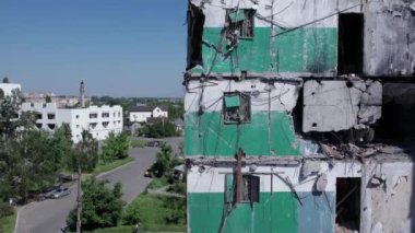 Bu video, Ukrayna 'daki savaş sırasında Bucha, Borodyanka' da yıkılan bir konut binasını gösteriyor.