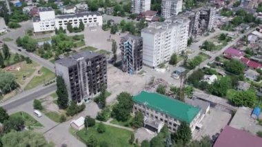 Bu video, Ukrayna 'daki savaş sırasında Bucha, Borodyanka' da yıkılan bir konut binasını gösteriyor.