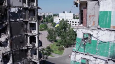 Bu video, Ukrayna 'daki savaş sırasında Bucha, Borodyanka' da yıkılan bir konut binasını gösteriyor.