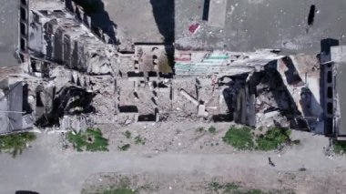 Bu video, Ukrayna 'daki savaş sırasında Bucha, Borodyanka' da yıkılan bir konut binasını gösteriyor.