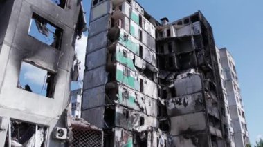 Bu video, Ukrayna 'daki savaş sırasında Bucha, Borodyanka' da yıkılan bir konut binasını gösteriyor.
