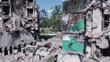 Bu video, Ukrayna 'daki savaş sırasında Bucha, Borodyanka' da yıkılan bir konut binasını gösteriyor.