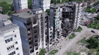 Bu video, Ukrayna 'daki savaş sırasında Bucha, Borodyanka' da yıkılan bir konut binasını gösteriyor.