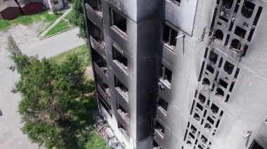 Bu video, Ukrayna 'daki savaş sırasında Bucha, Borodyanka' da yıkılan bir konut binasını gösteriyor.