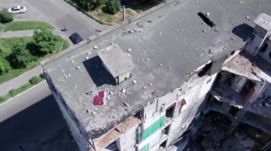 Bu video, Ukrayna 'daki savaş sırasında Bucha, Borodyanka' da yıkılan bir konut binasını gösteriyor.