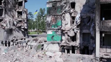 Bu video, Ukrayna 'daki savaş sırasında Bucha, Borodyanka' da yıkılan bir konut binasını gösteriyor.