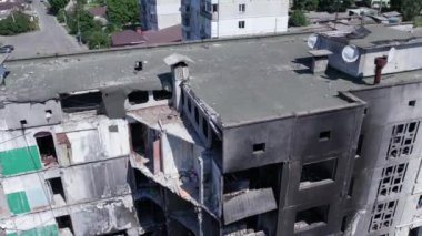 Bu video, Ukrayna 'daki savaş sırasında Bucha, Borodyanka' da yıkılan bir konut binasını gösteriyor.