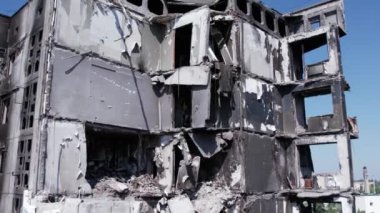 Bu video, Ukrayna 'daki savaş sırasında Bucha, Borodyanka' da yıkılan bir konut binasını gösteriyor.